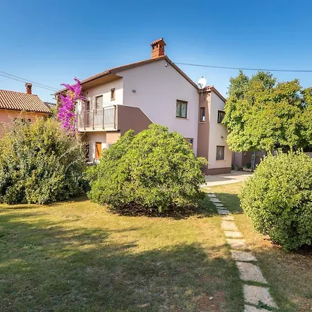 In Near Amphitheater Apartment *