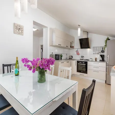 With Private Pool And Jacuzzi Pula