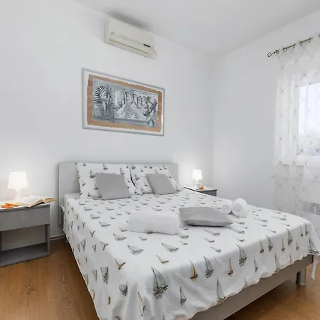 With Private Pool And Jacuzzi Apartment Pula
