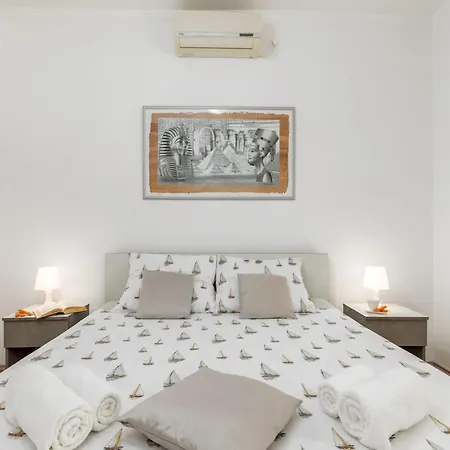 With Private Pool And Jacuzzi Pula