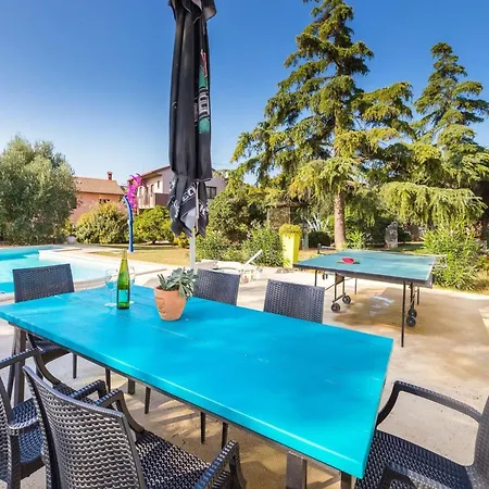 Apartment With Private Pool And Jacuzzi Pula