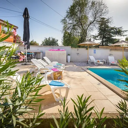 Apartment With Private Pool And Jacuzzi Pula