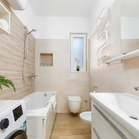 With Private Pool And Jacuzzi 풀라