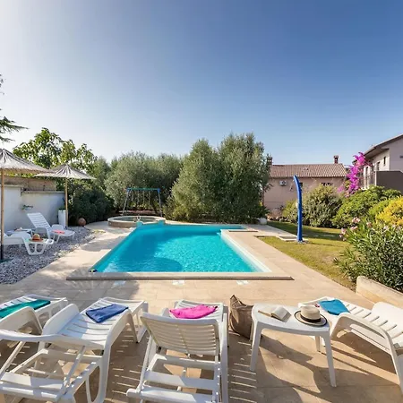 With Private Pool And Jacuzzi * Pula